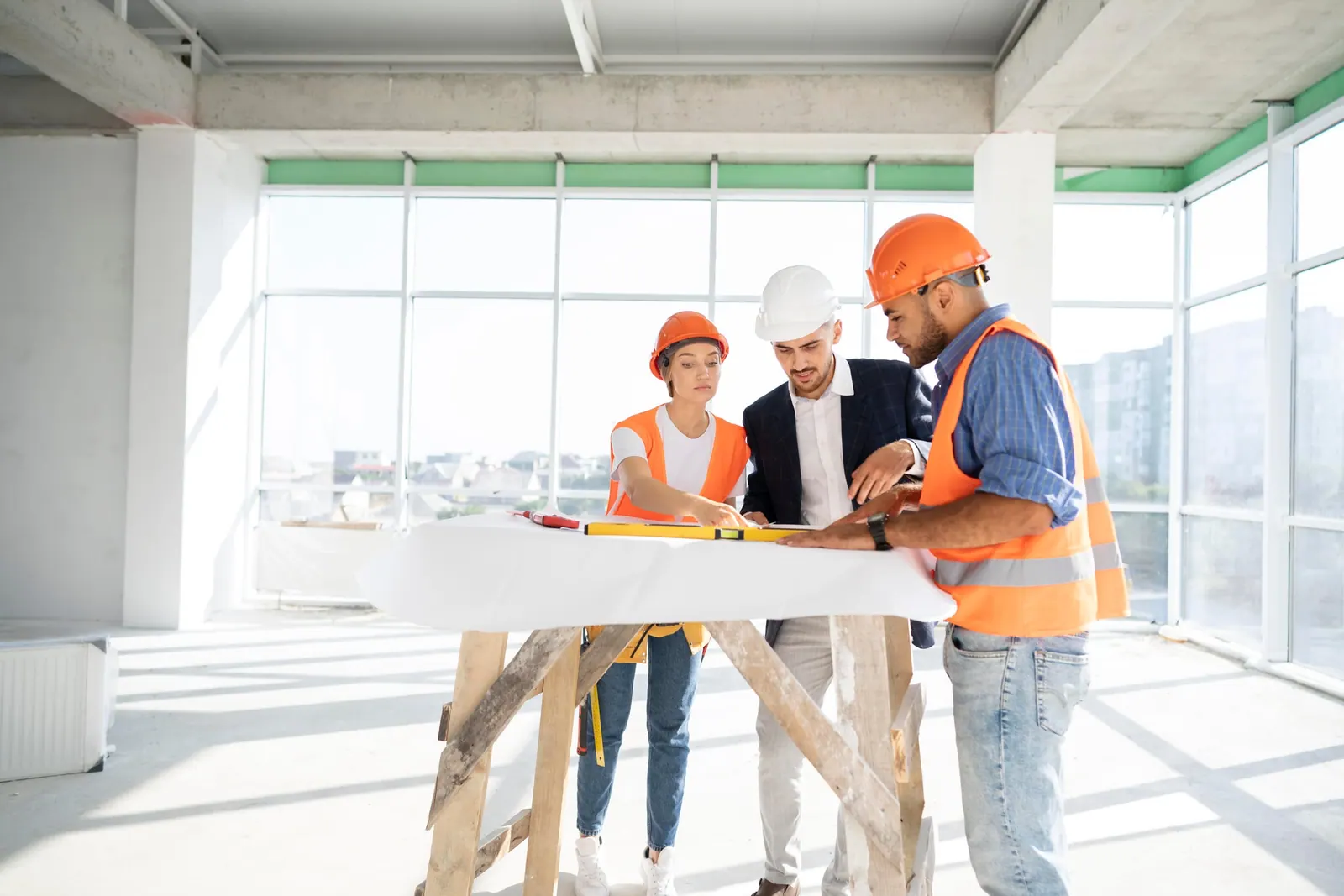 Bauträger und Makler bei der Projektplanung